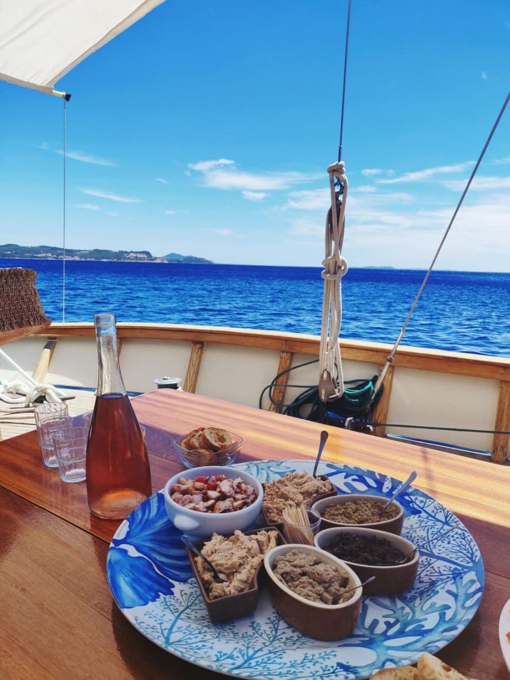 Giornata alla scoperta delle isole e delle calette selvagge con partenza da Sanary-sur-Mer