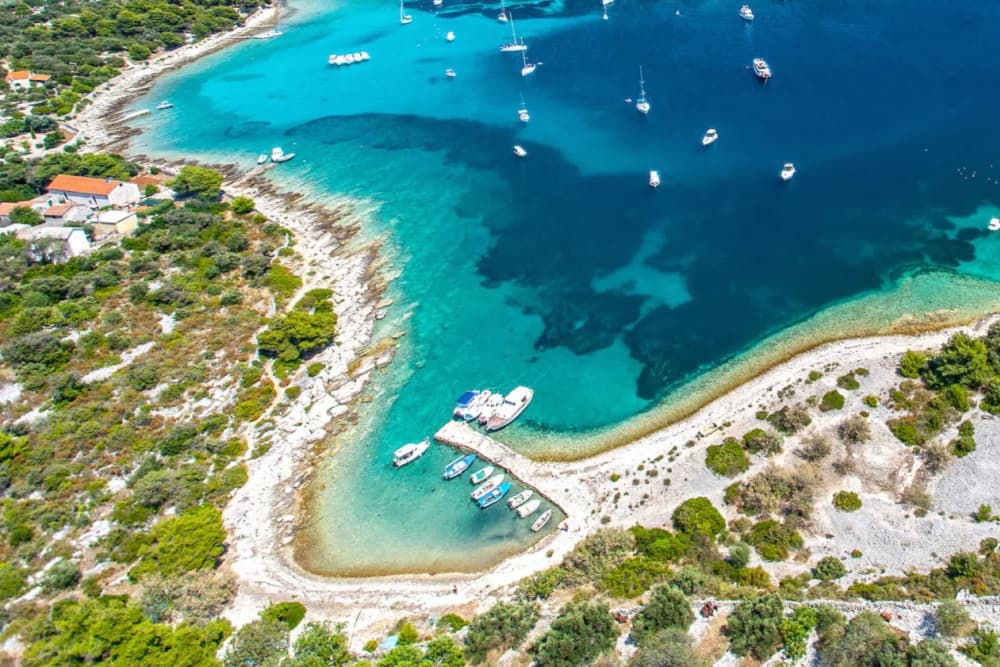 Исследуйте Голубую лагуну и Шолту на лодке.