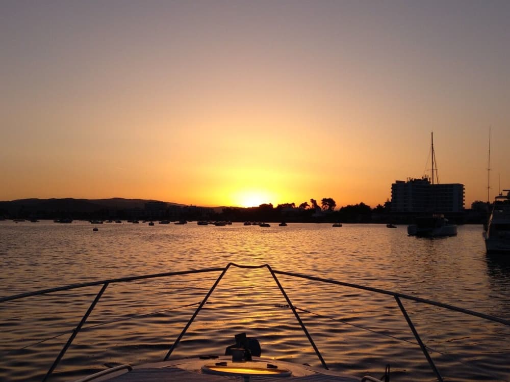 Half-Day Morning Sail: 4-Hour Cruise to the Blue Waters of the Mediterranean and Playa del Saler from Valencia