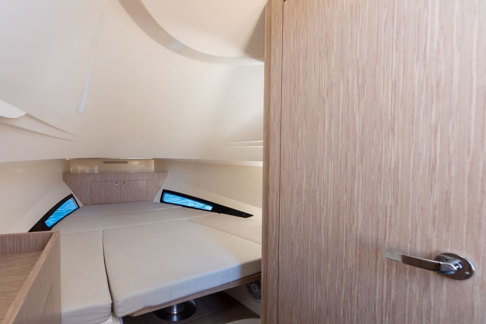 Excursión privada en barco por los alrededores de Corralejo a bordo de una lancha motora.