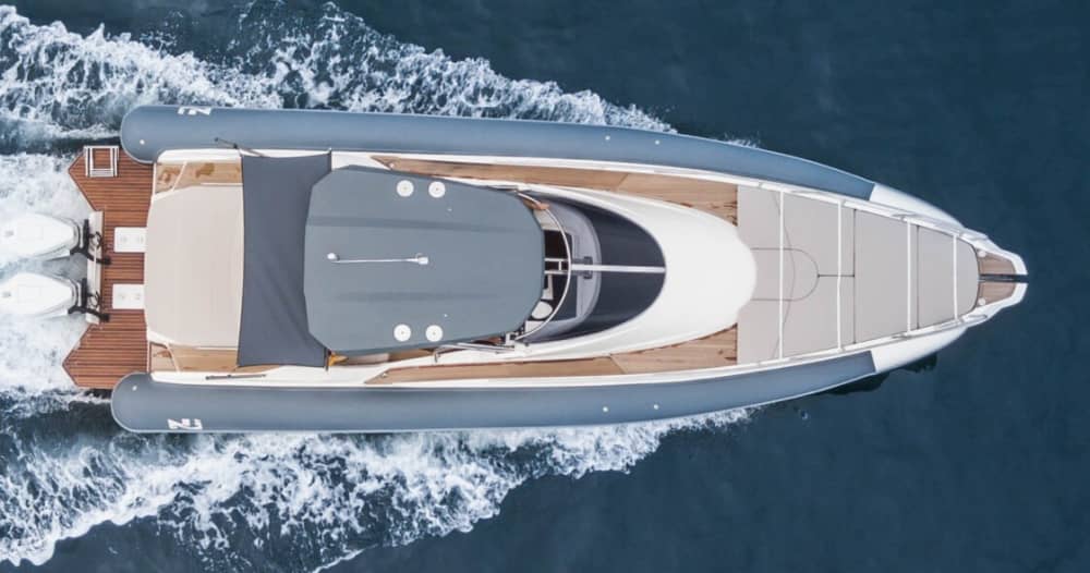 Excursión privada en barco por los alrededores de Corralejo a bordo de una lancha motora.