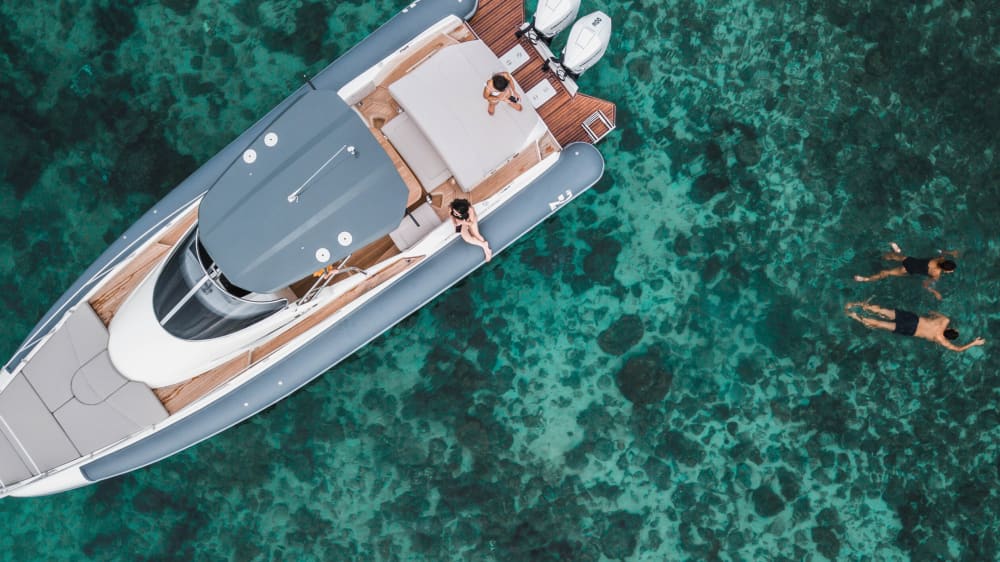 Excursión privada en barco por los alrededores de Corralejo a bordo de una lancha motora.
