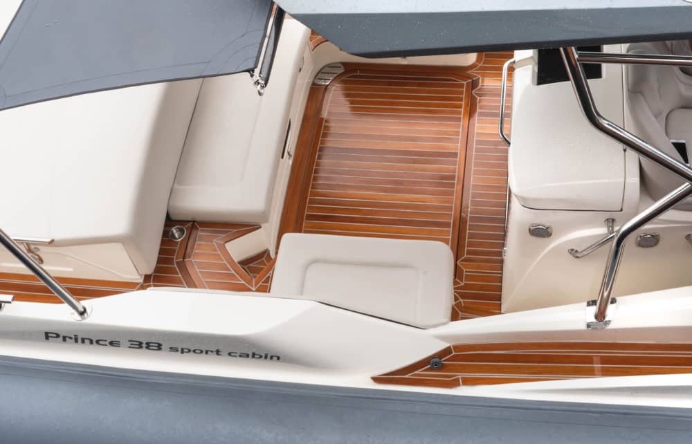 Excursión privada en barco por los alrededores de Corralejo a bordo de una lancha motora.