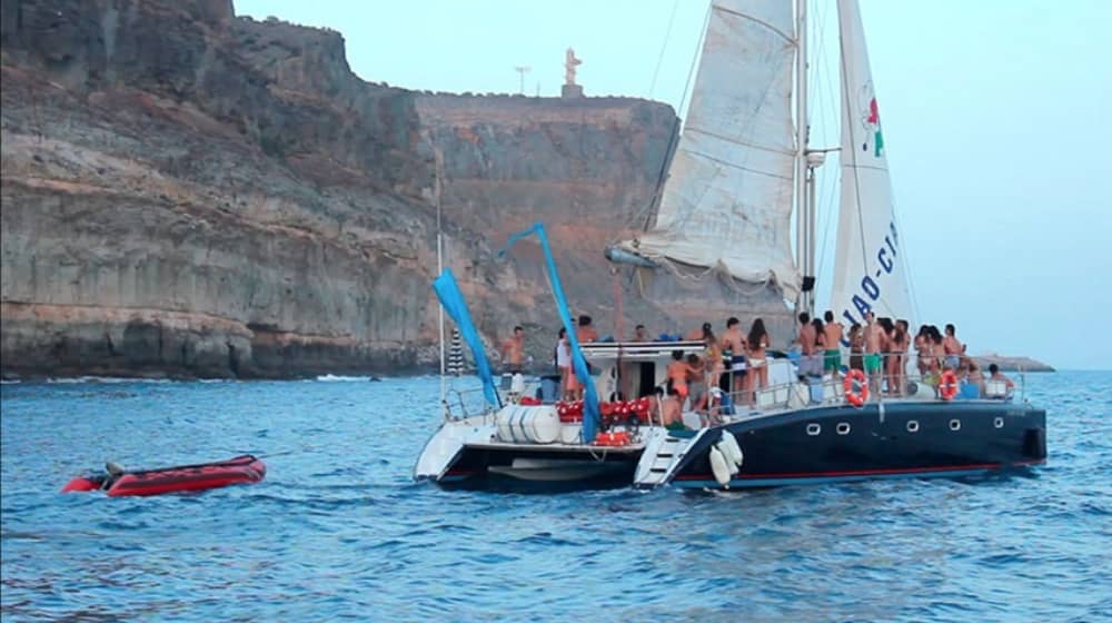 Verken Pasito Blanco en geniet van een hele dag zeilen op een catamaran.