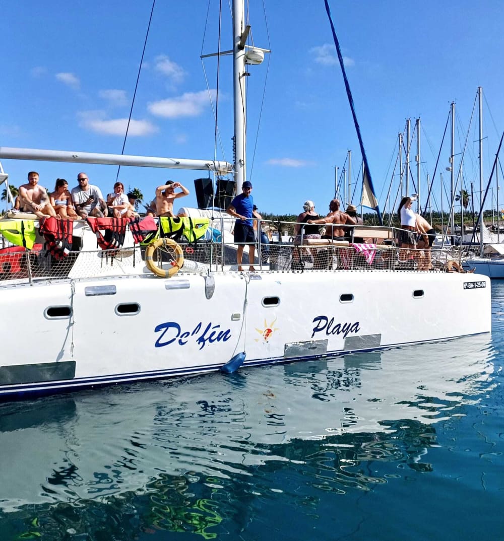 Verken Pasito Blanco en geniet van een hele dag zeilen op een catamaran.
