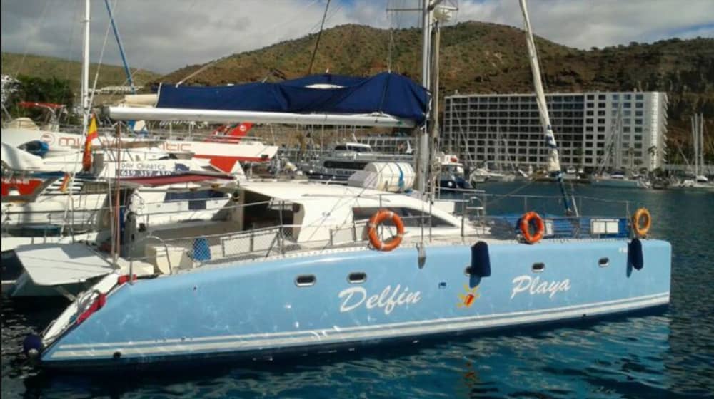 Verken Pasito Blanco en geniet van een hele dag zeilen op een catamaran.