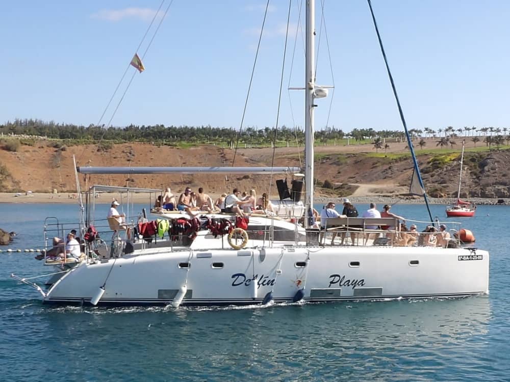 Verken Pasito Blanco en geniet van een hele dag zeilen op een catamaran.