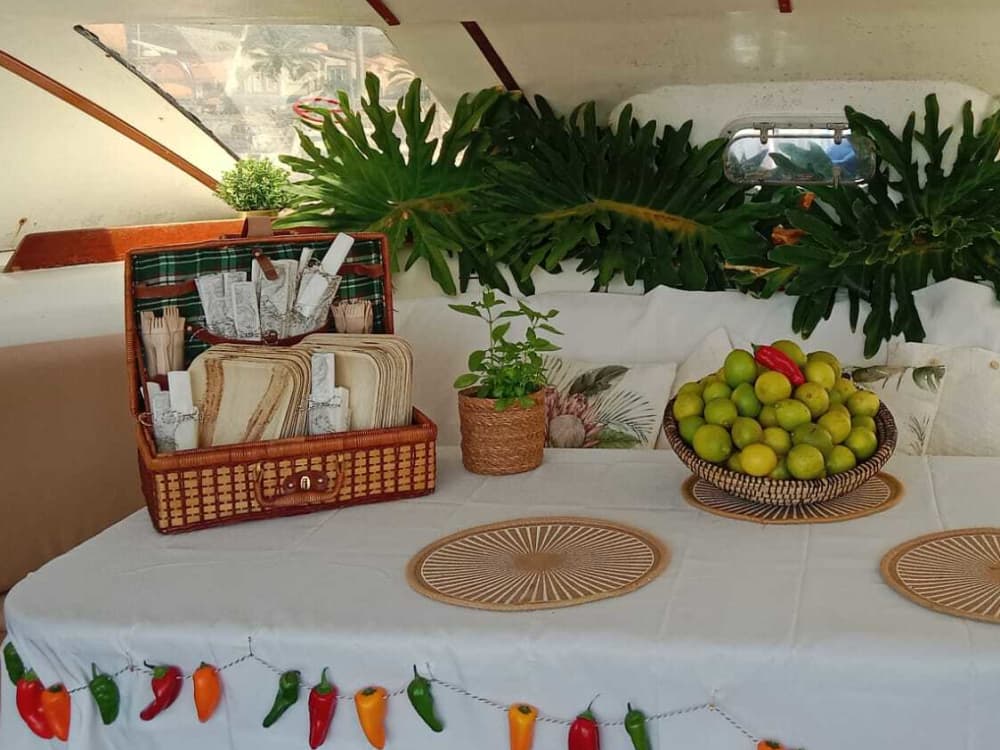 Verken Pasito Blanco en geniet van een hele dag zeilen op een catamaran.