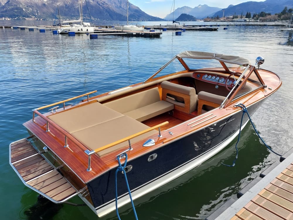 3h - Classic wooden boat on Lake Como: A 1969 experience