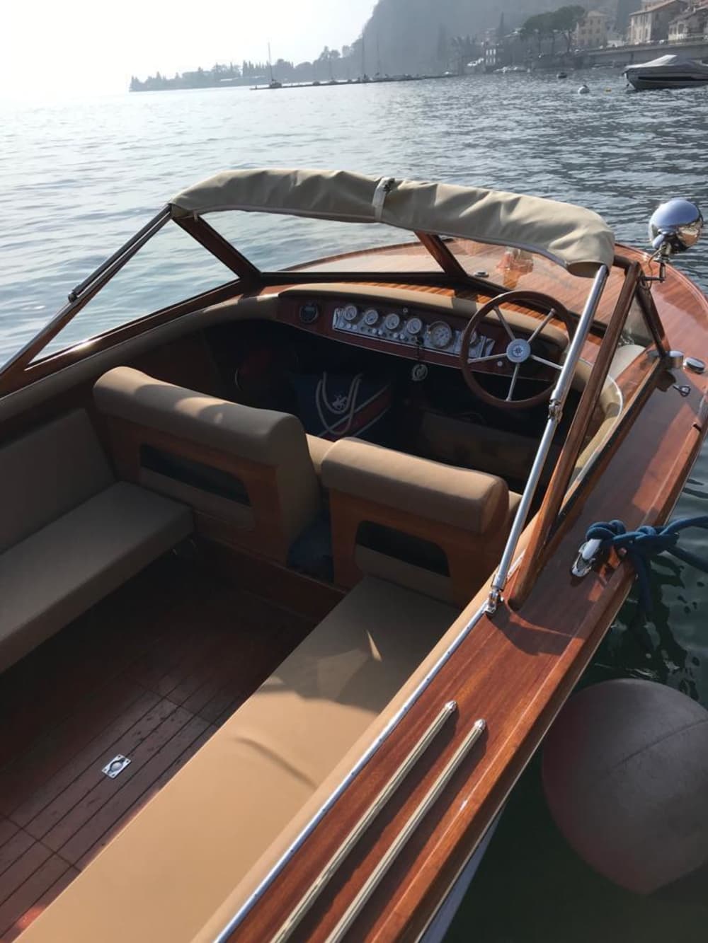 3h - Classic wooden boat on Lake Como: A 1969 experience