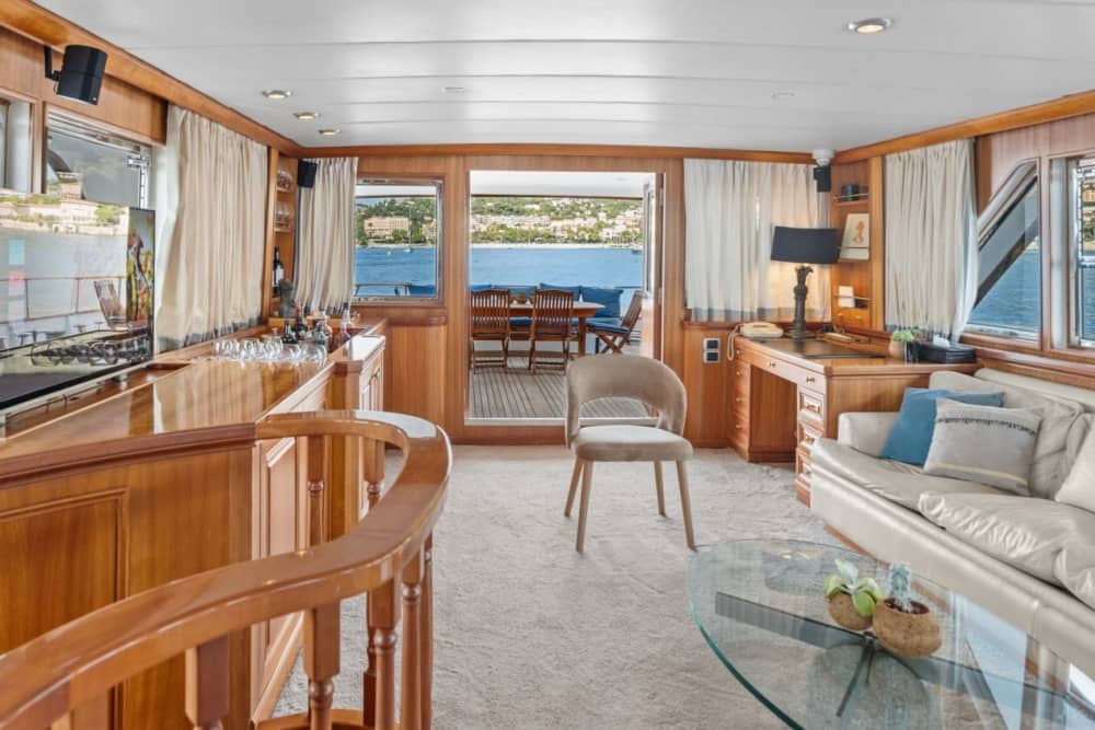 Um dia de luxo no mar na Riviera