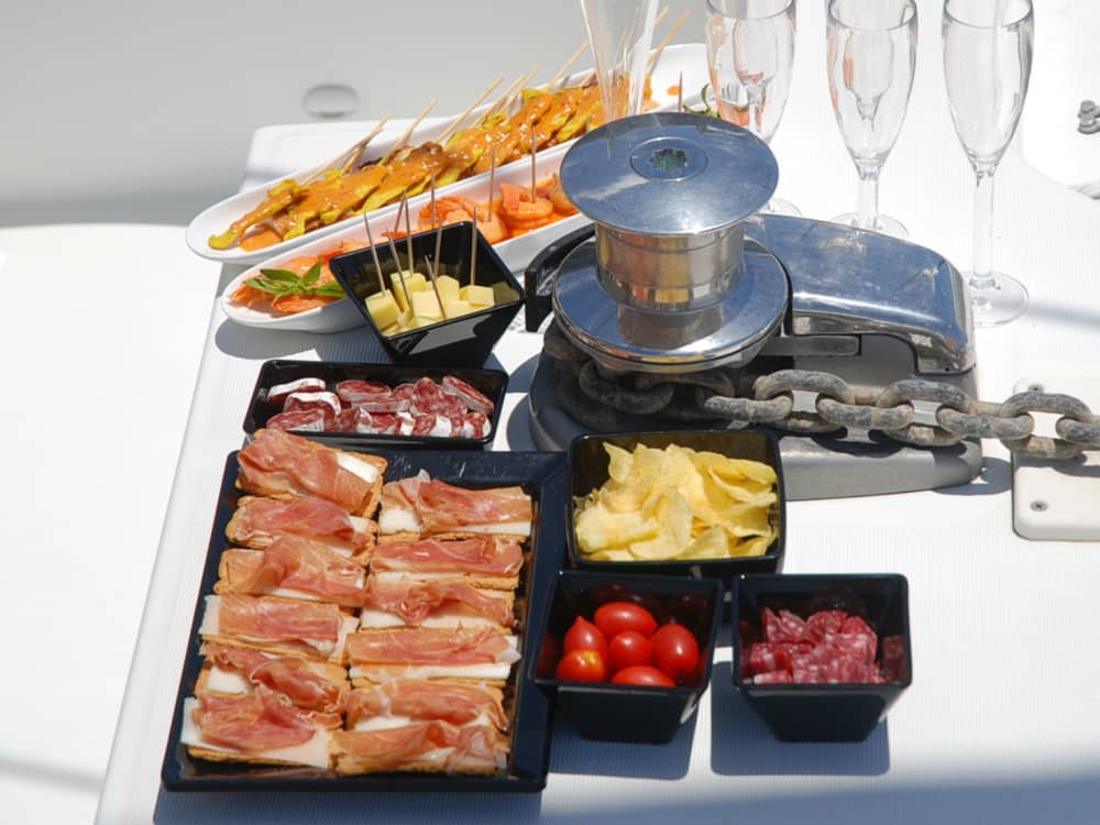 Cap sur le plaisir : une journée complète de navigation authentique à Costa Adeje en catamaran