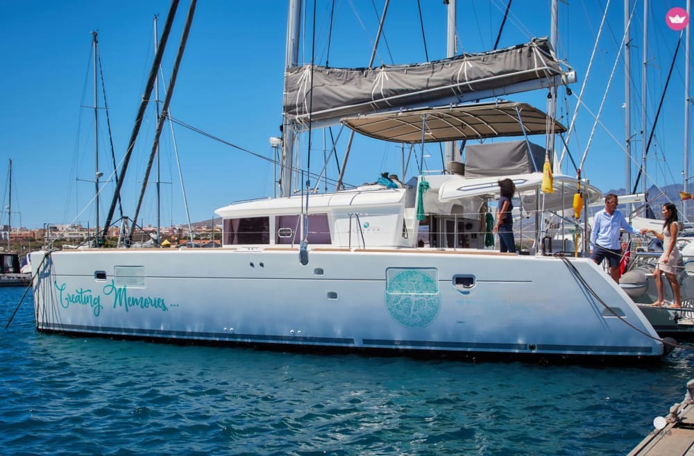 Cap sur le plaisir : une journée complète de navigation authentique à Costa Adeje en catamaran