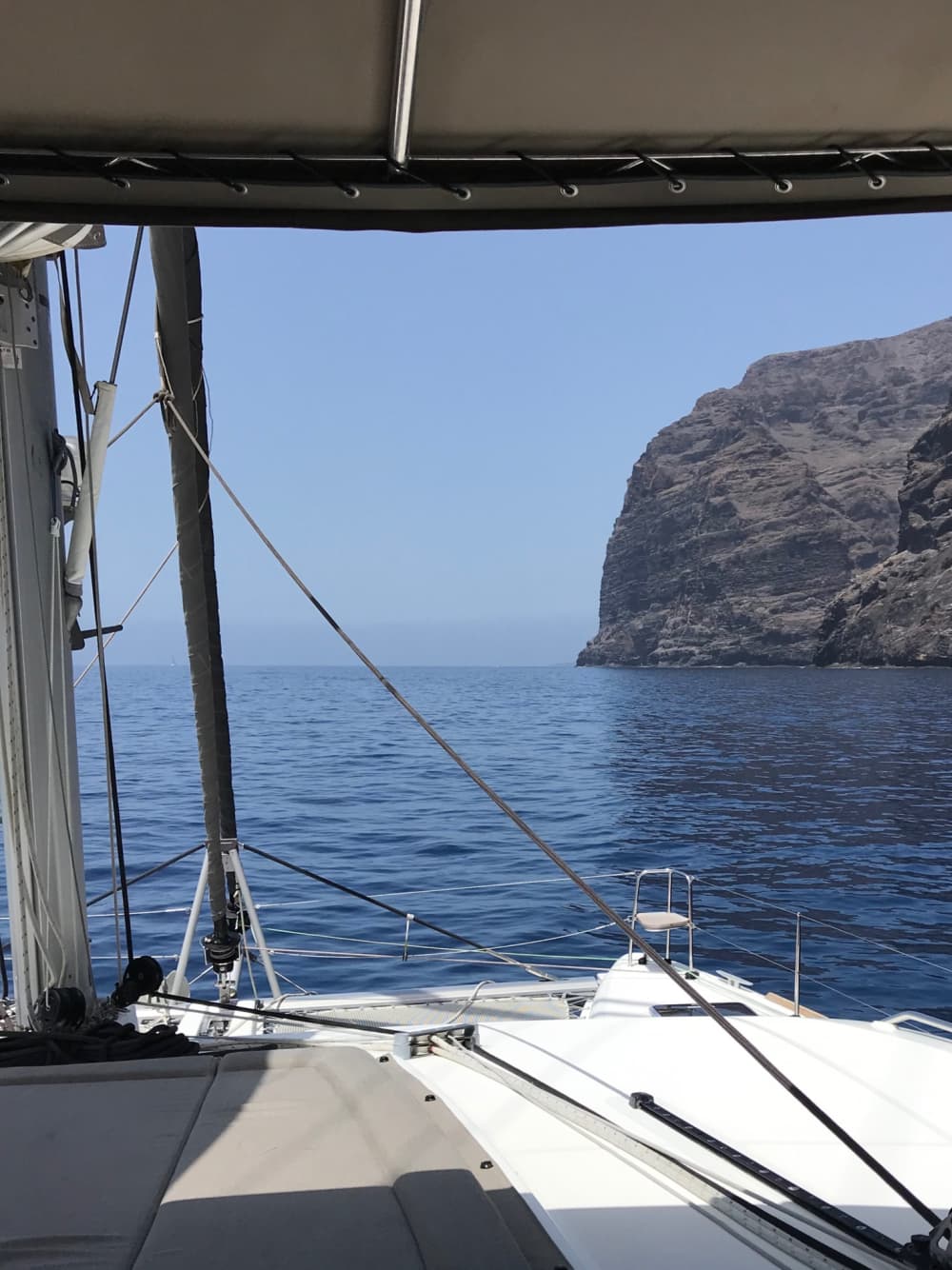 Cap sur le plaisir : une journée complète de navigation authentique à Costa Adeje en catamaran