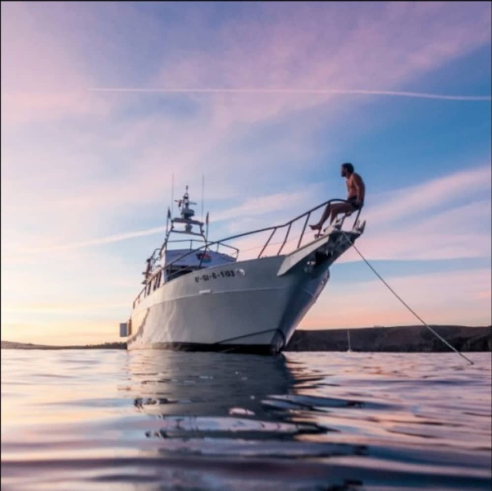 Alquila una lancha motora para disfrutar de 2 horas y media de diversión.