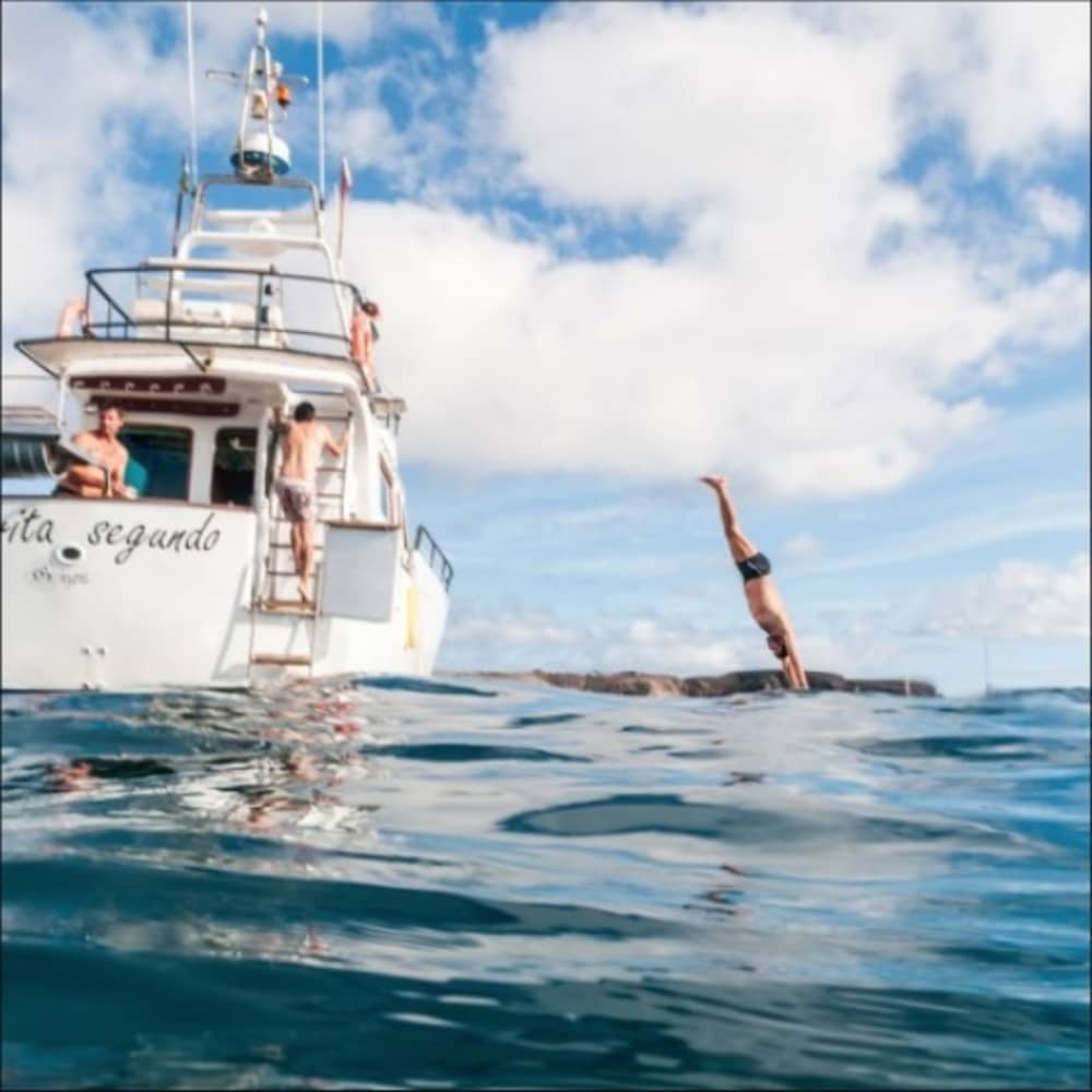 Alquila una lancha motora para disfrutar de 2 horas y media de diversión.