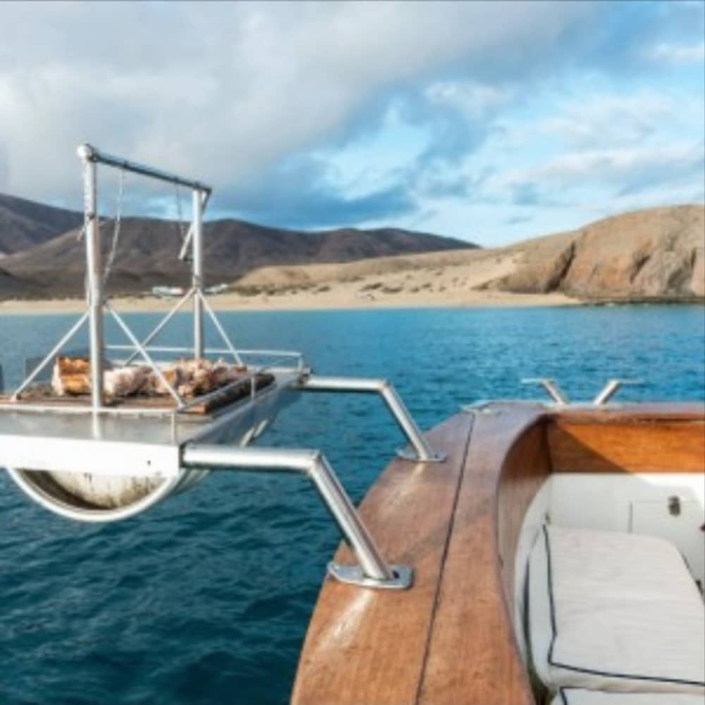 Alquila una lancha motora para disfrutar de 2 horas y media de diversión.