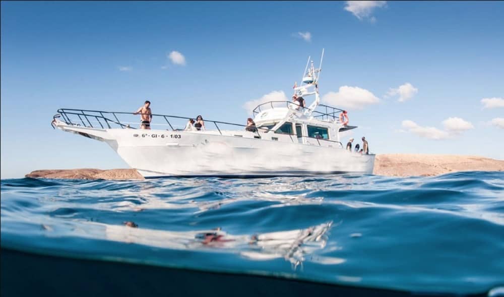 Alquila una lancha motora para disfrutar de 2 horas y media de diversión.