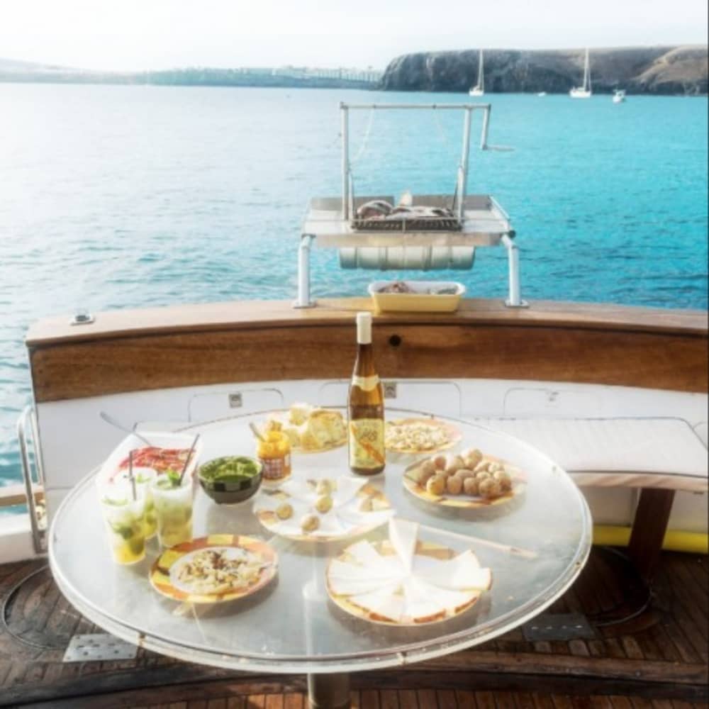 Alquila una lancha motora para disfrutar de 2 horas y media de diversión.