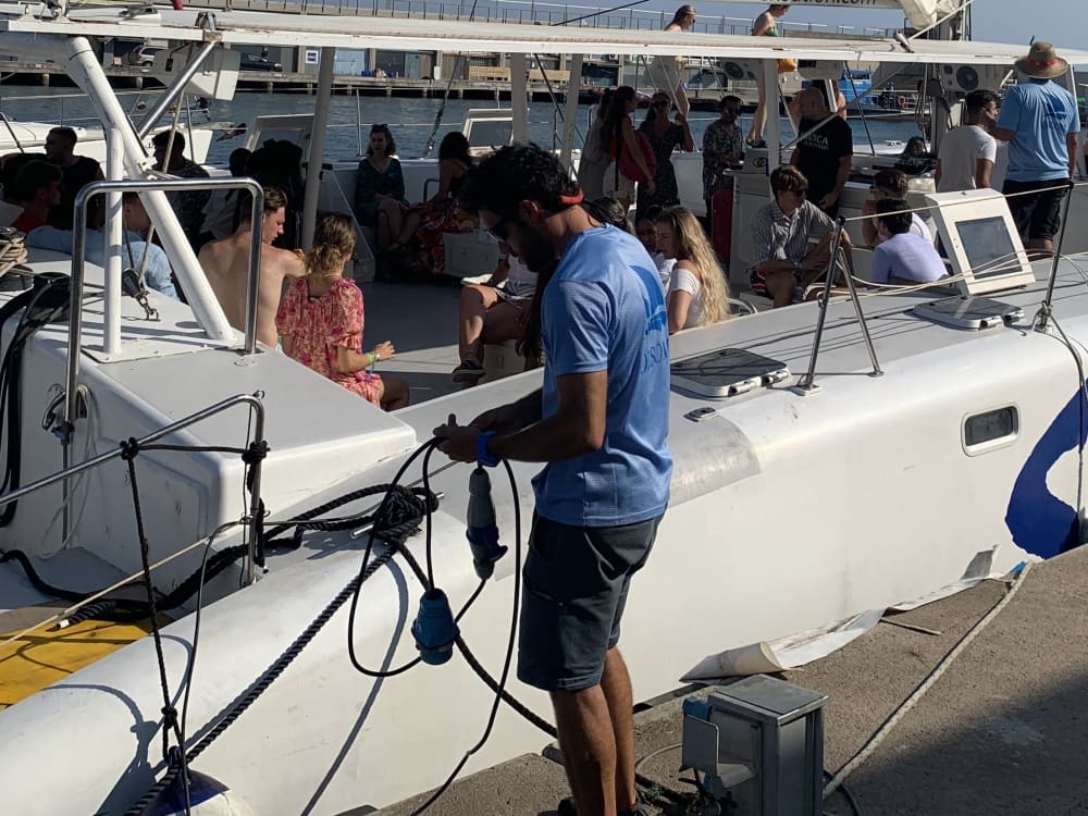 TOUR EXCLUSIVO DE 2 HORAS EN CATAMARÁN POR BARCELONA