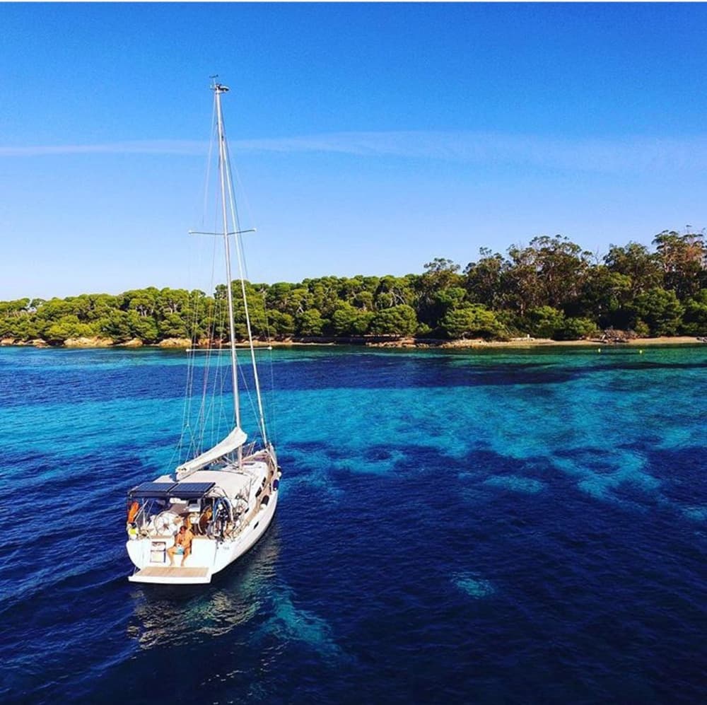 Spend a 8h sailing around Juan les Pins on a sailboat
