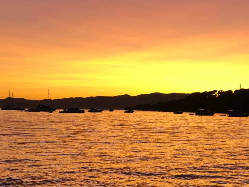 Breng een zeiltocht van 8 uur door rond Juan les Pins op een zeilboot.