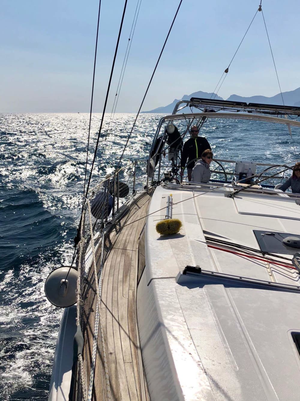 Pasa 8 horas navegando alrededor de Juan les Pins en un velero.