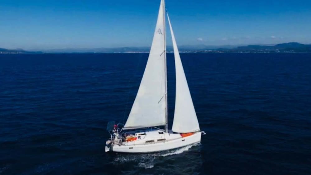 Pasa 8 horas navegando alrededor de Juan les Pins en un velero.