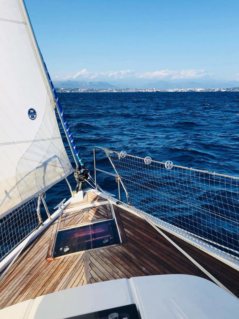 Trascorri 8 ore navigando intorno a Juan les Pins su una barca a vela.