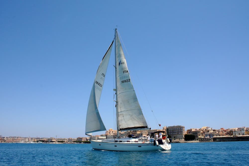 Esplora Siracusa e goditi un'intera giornata di navigazione su una barca a vela.