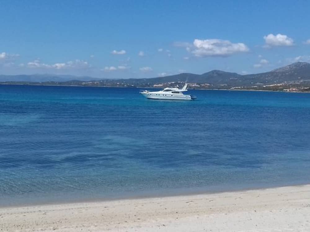 Goditi 7 ore a bordo di un motoscafo nel Golfo Aranci.