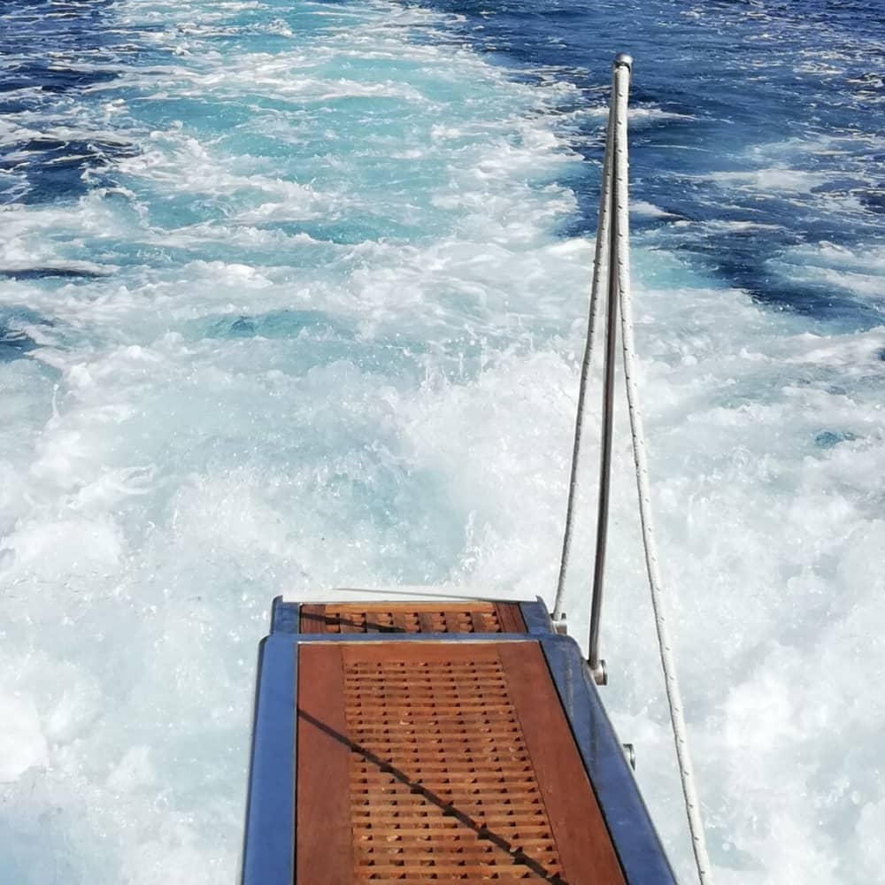 Golfo Aranci'de motorlu tekneyle 7 saatlik keyifli bir yolculuğun tadını çıkarın.