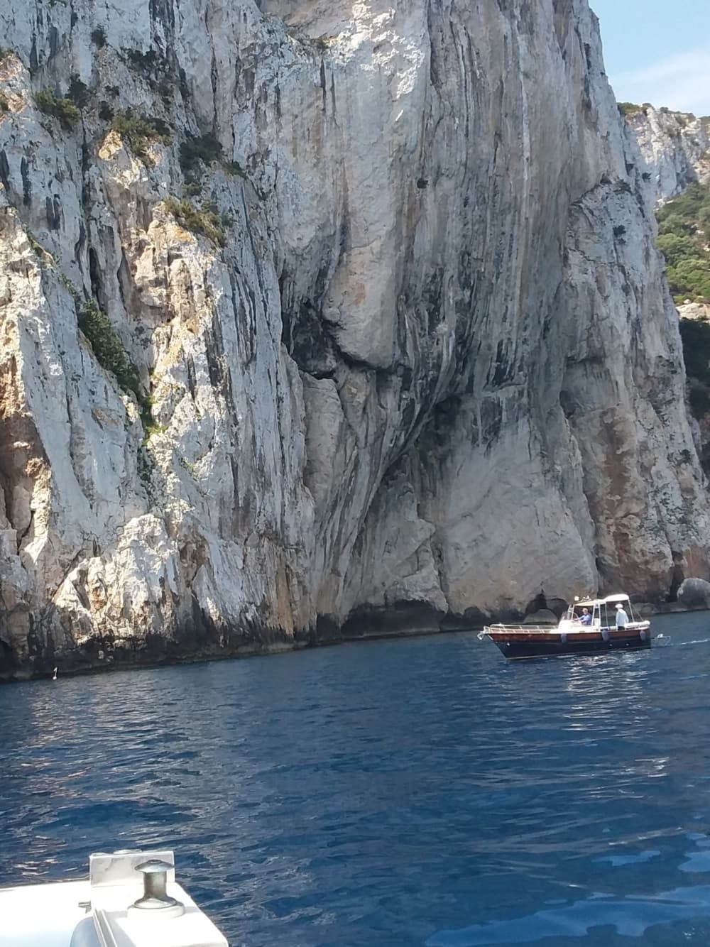 Golfo Aranci'de motorlu tekneyle 7 saatlik keyifli bir yolculuğun tadını çıkarın.