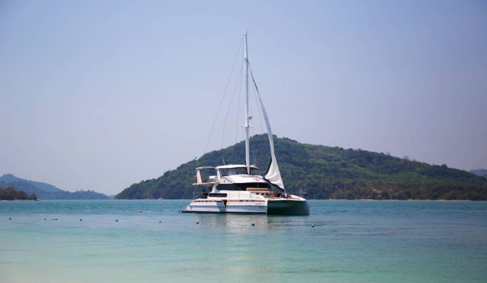 Całodniowa ucieczka do zatoki Phang Nga – odkryj oszałamiające wyspy i kajakuj przez jaskinie