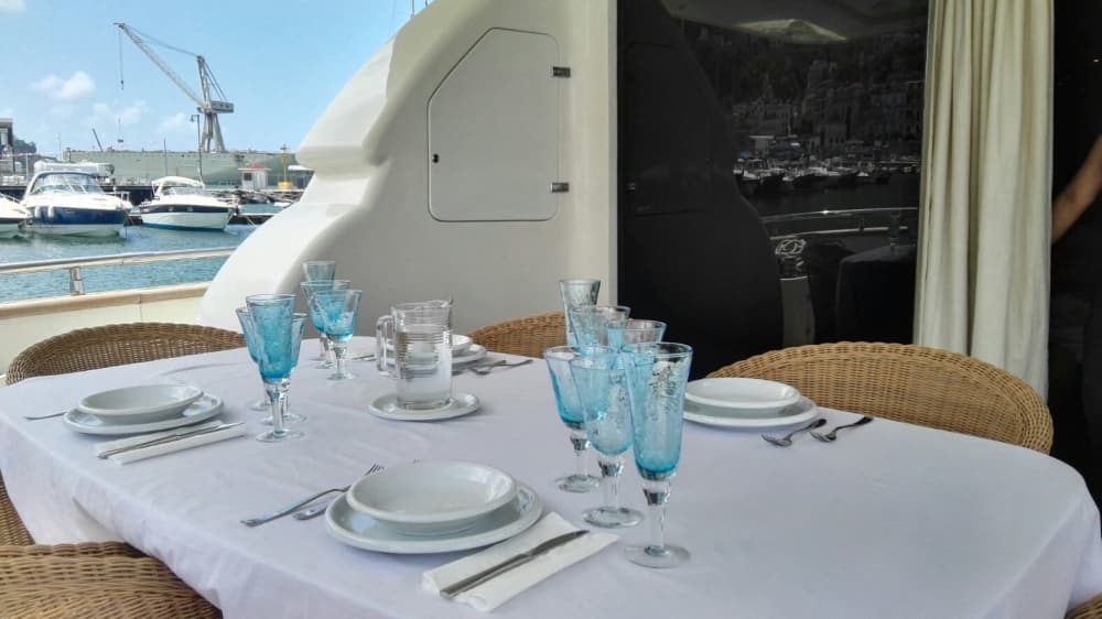 Profitez du luxe de Milazzo avec une journée complète à bord d'un yacht à moteur