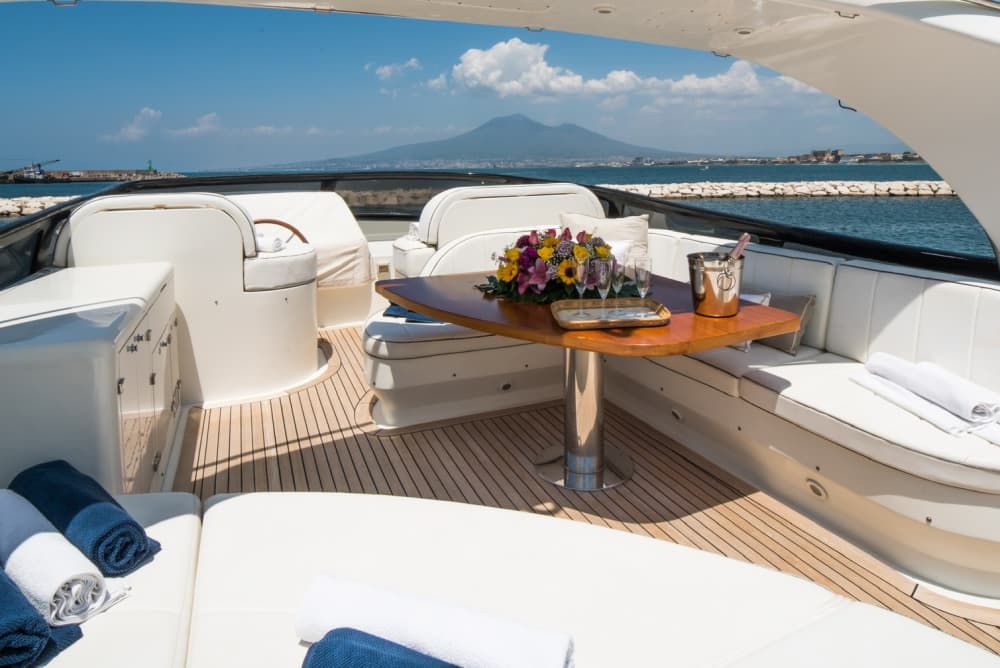 Profitez du luxe de Milazzo avec une journée complète à bord d'un yacht à moteur