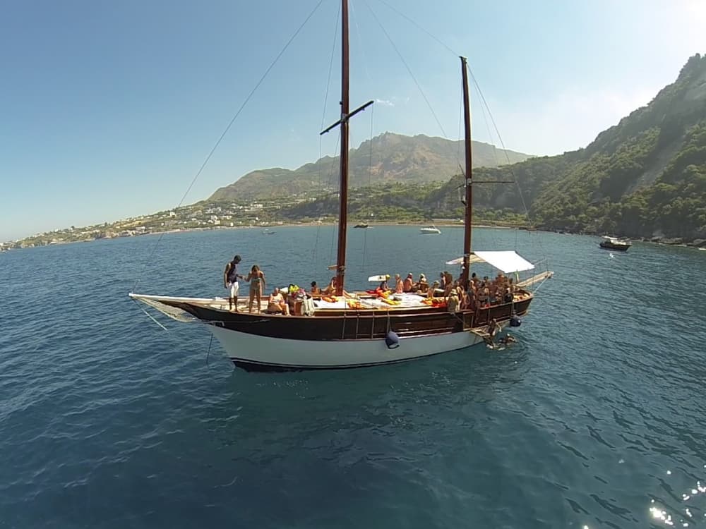 Luxe opnieuw gedefinieerd op Ischia: een onvergetelijke dag op een gulet.