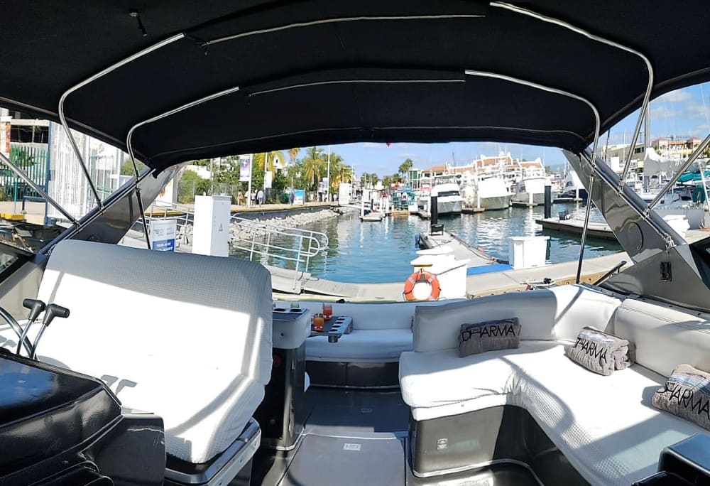 Mer, amour et soleil : une journée riche en émotions à bord d'un bateau à moteur