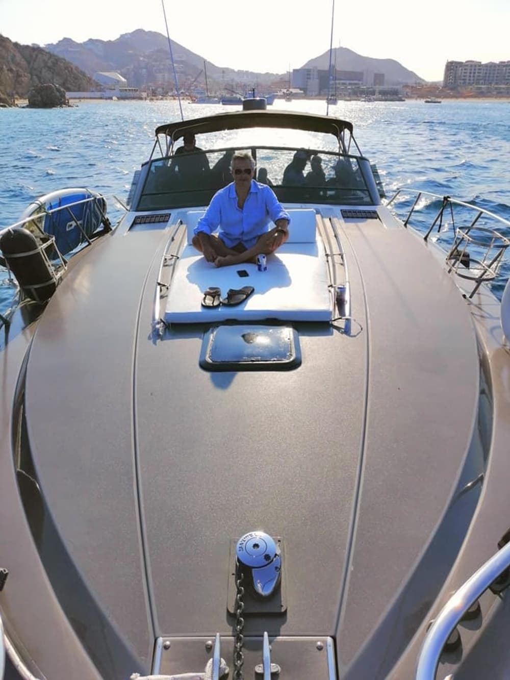 Mer, amour et soleil : une journée riche en émotions à bord d'un bateau à moteur