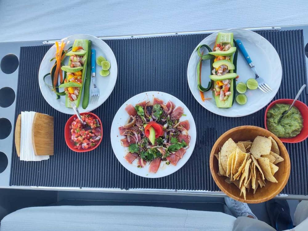 Mer, amour et soleil : une journée riche en émotions à bord d'un bateau à moteur