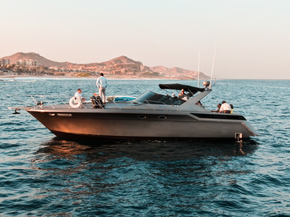 Mer, amour et soleil : une journée riche en émotions à bord d'un bateau à moteur