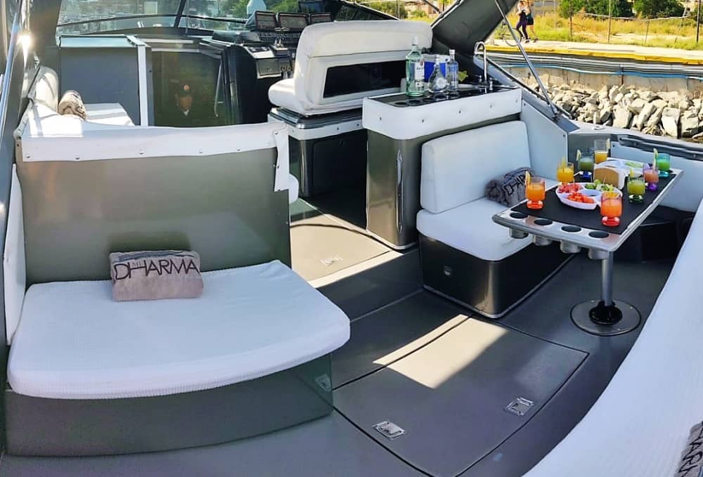 Mer, amour et soleil : une journée riche en émotions à bord d'un bateau à moteur