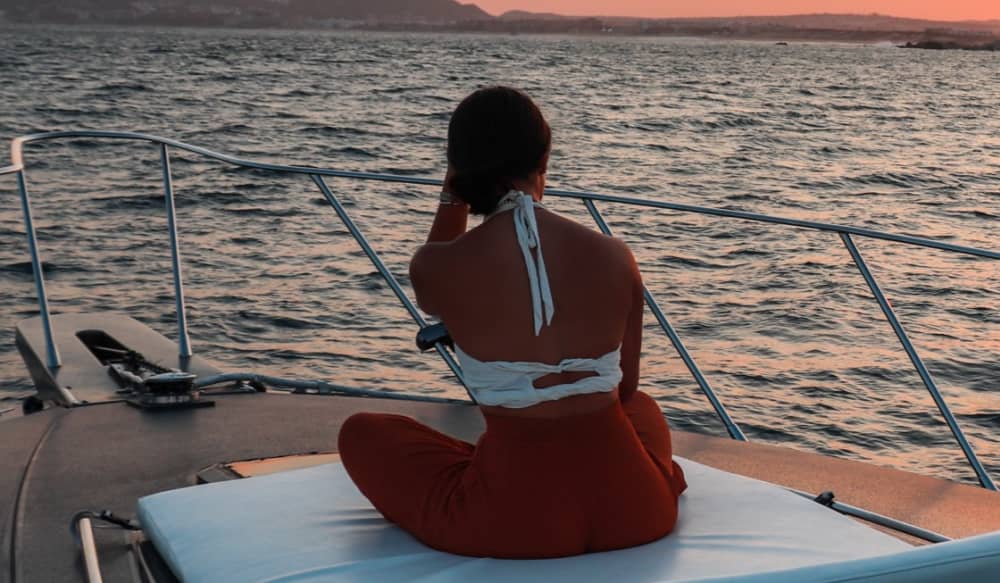 Mer, amour et soleil : une journée riche en émotions à bord d'un bateau à moteur