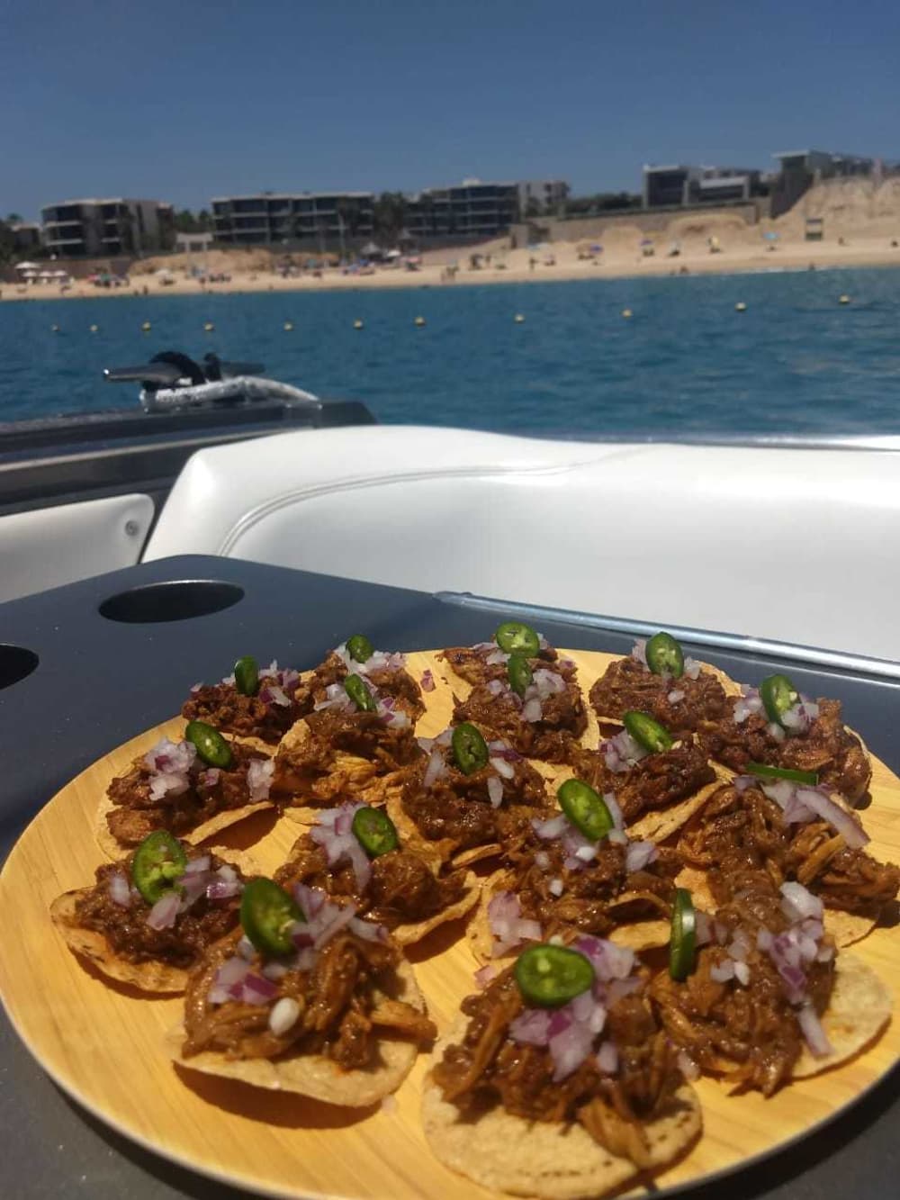 Mer, amour et soleil : une journée riche en émotions à bord d'un bateau à moteur
