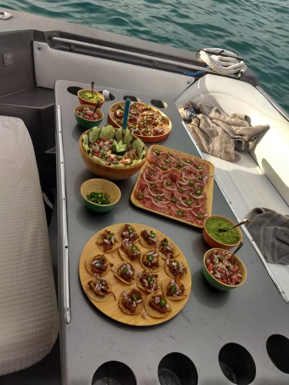 Mer, amour et soleil : une journée riche en émotions à bord d'un bateau à moteur