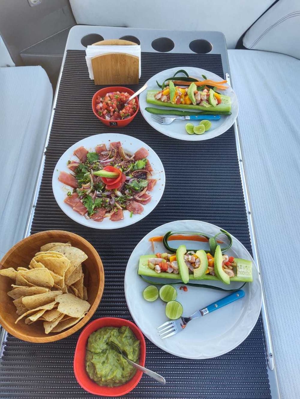 Mer, amour et soleil : une journée riche en émotions à bord d'un bateau à moteur