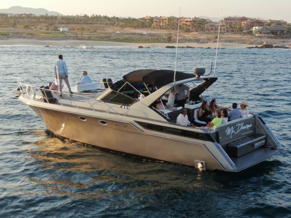 Mer, amour et soleil : une journée riche en émotions à bord d'un bateau à moteur