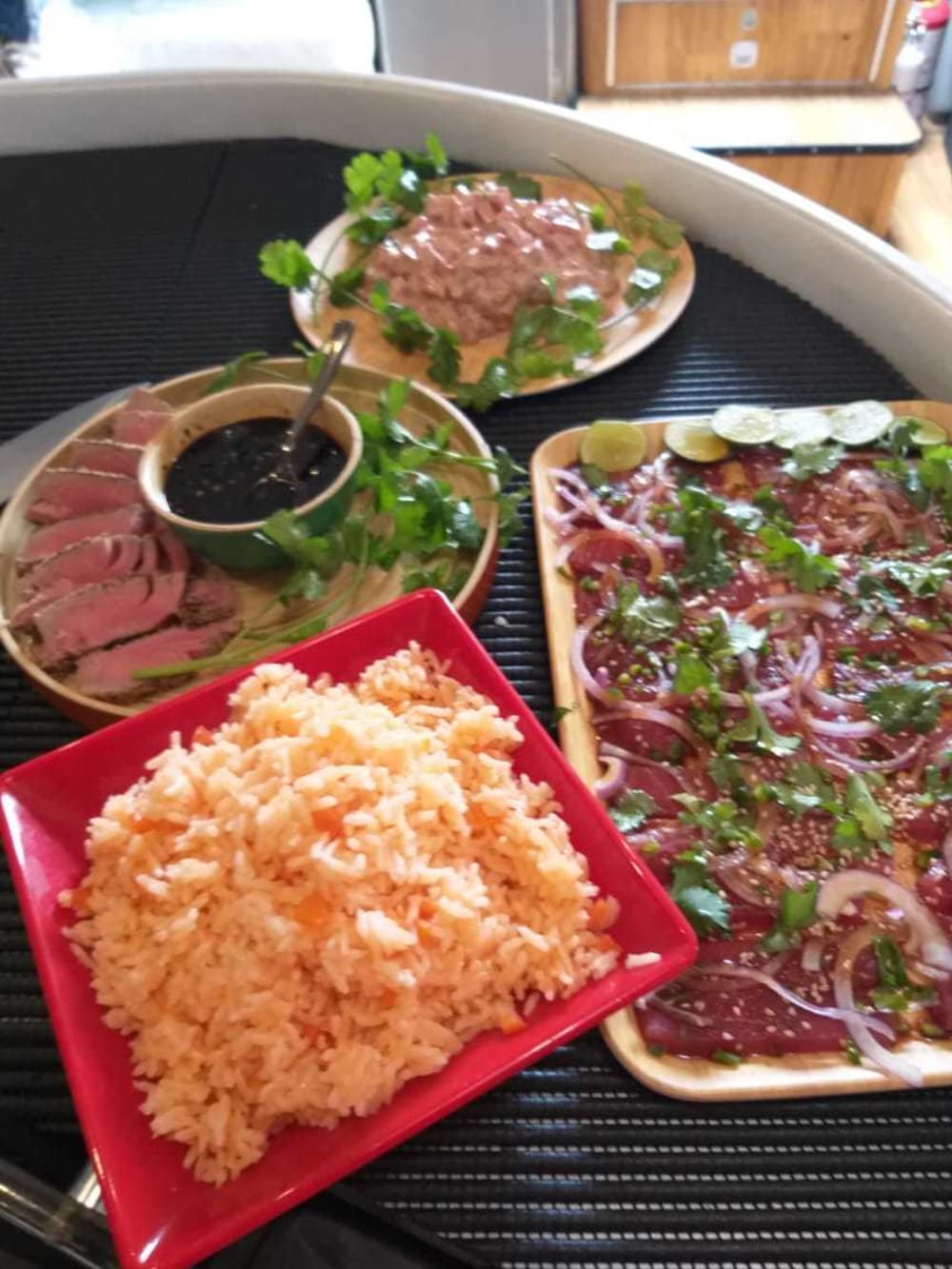 Mer, amour et soleil : une journée riche en émotions à bord d'un bateau à moteur