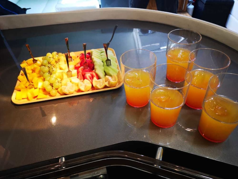 Mer, amour et soleil : une journée riche en émotions à bord d'un bateau à moteur