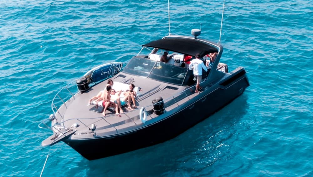 Mer, amour et soleil : une journée riche en émotions à bord d'un bateau à moteur
